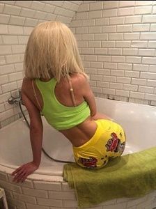 Ася раньше не работала 